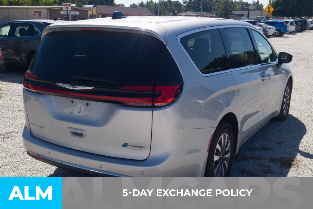 Used 2023 Chrysler Pacifica Touring-L FWD image 3