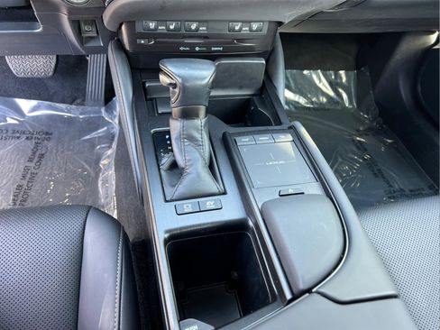 Certified 2022 Lexus ES 300h w/ Premium Package image 33