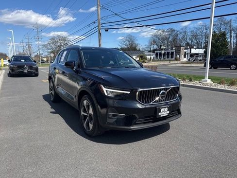 Certified 2025 Volvo XC40 B5 Plus AWD/4WD image 6