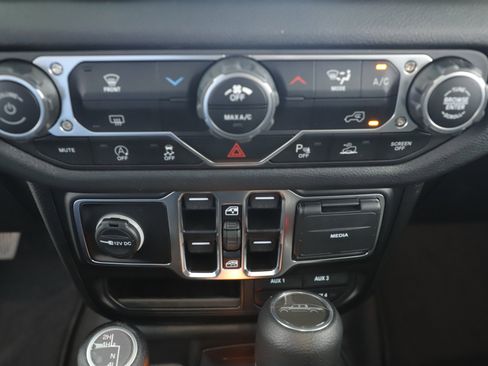 New 2025 Jeep Gladiator Sport image 22