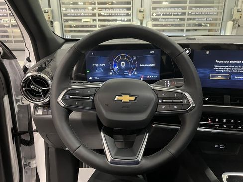 New 2025 Chevrolet Equinox LT w/ Safety and Technology Package image 13