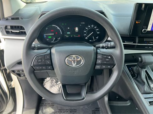 Used 2025 Toyota Sienna LE image 33