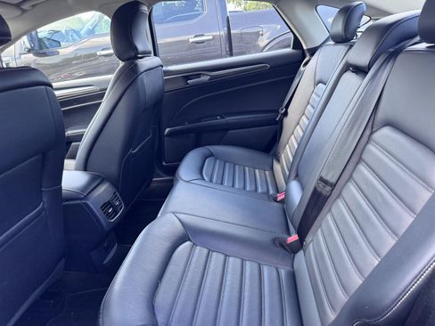 Used 2017 Ford Fusion SE w/ Fusion SE Technology Package FWD image 11