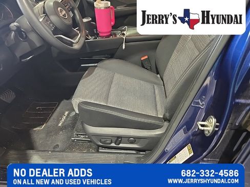 Used 2023 Nissan Rogue SV FWD image 9