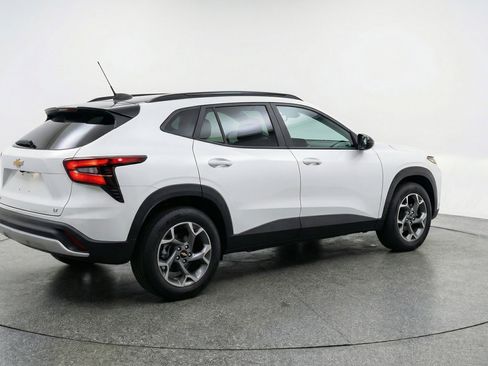 Used 2025 Chevrolet Trax LT w/ LT Convenience Package FWD image 9