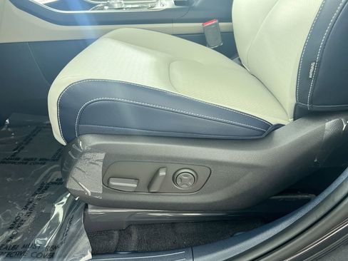 Certified 2025 Kia Carnival SX Prestige FWD image 15