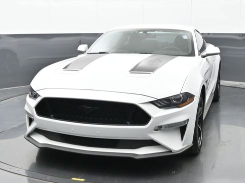 Used 2018 Ford Mustang GT image 3