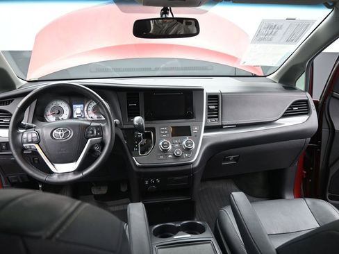 Used 2015 Toyota Sienna SE image 26