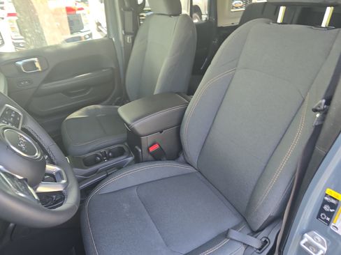 Used 2025 Jeep Wrangler Unlimited Sahara AWD/4WD image 17