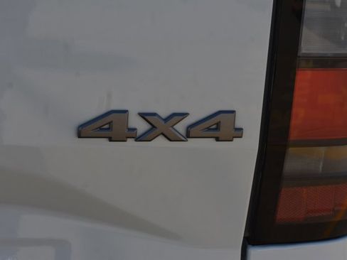 Used 2025 Nissan Frontier SV image 7