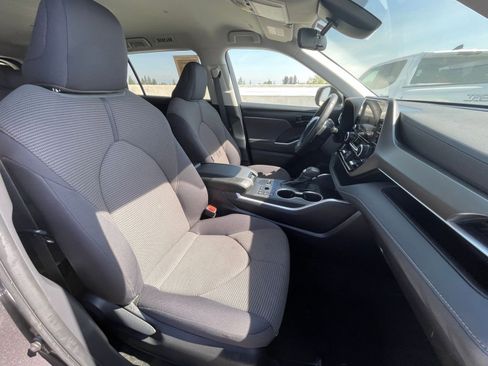 Used 2025 Toyota Highlander LE image 38