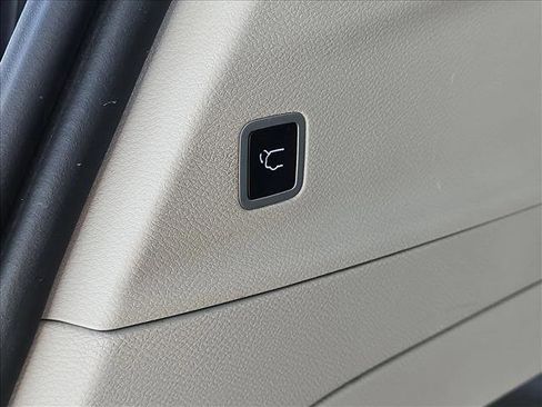 Used 2023 Chrysler Voyager LX image 7