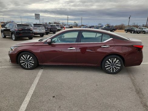 Used 2023 Nissan Altima 2.5 SV image 2