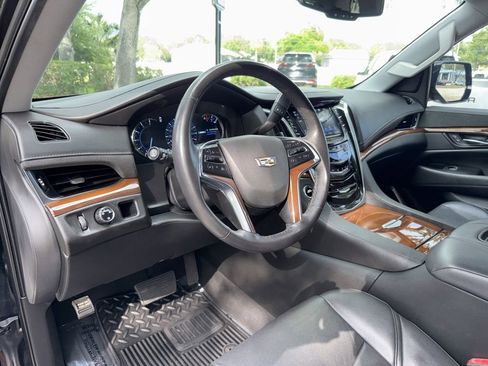 Used 2020 Cadillac Escalade 2WD image 31