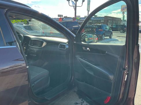 Used 2019 Kia Sorento S image 12