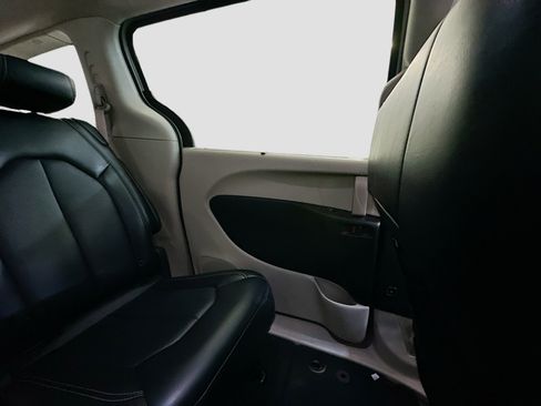 Used 2024 Chrysler Pacifica Touring-L image 26