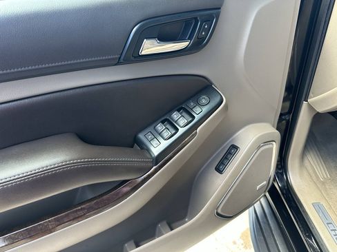 Used 2019 Chevrolet Suburban LT RWD image 17