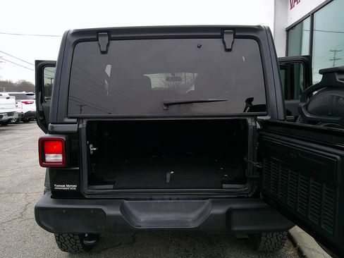 Used 2018 Jeep Wrangler Unlimited Sport S AWD/4WD image 9