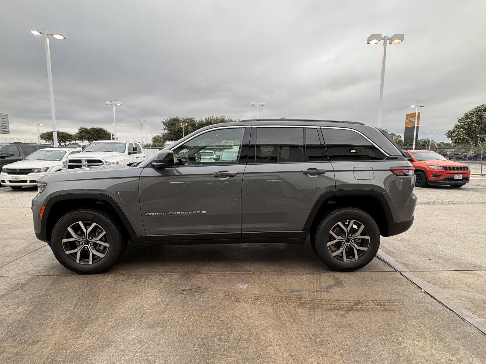 New 2027 Jeep Grand Cherokee Laredo X RWD image 2