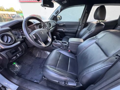 Used 2019 Toyota Tacoma TRD Off-Road AWD/4WD image 10