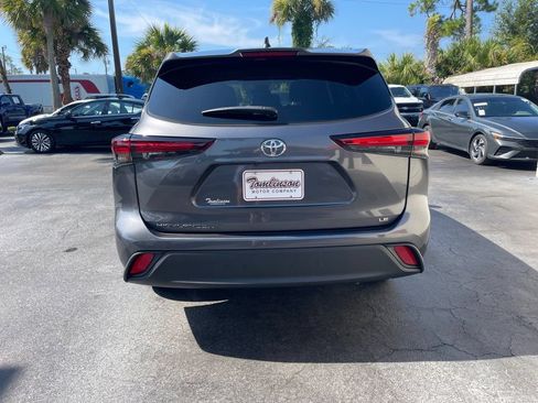Used 2025 Toyota Highlander LE FWD image 2
