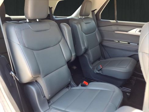 Used 2025 Ford Explorer Active w/ Active Comfort Package AWD/4WD image 13