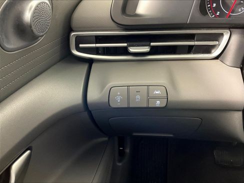 Used 2022 Hyundai Elantra SE FWD image 14