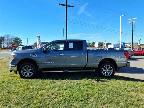 Used 2017 Nissan Titan SV image 7