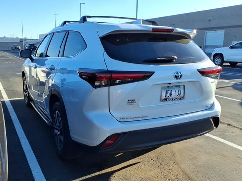 Used 2024 Toyota Highlander XLE FWD image 3