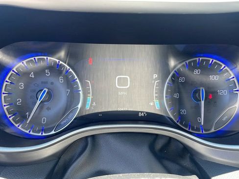 Used 2023 Chrysler Pacifica Touring-L FWD image 12