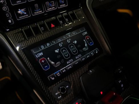 Used 2024 Lamborghini Urus Performante AWD/4WD image 23