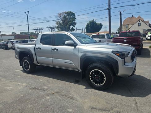 Used 2025 Toyota Tacoma TRD Off-Road AWD/4WD image 6