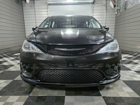 Used 2020 Chrysler Pacifica Touring w/ S Appearance Package image 3