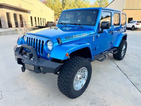 Used 2015 Jeep Wrangler Unlimited Rubicon w/ Connectivity Group image 9