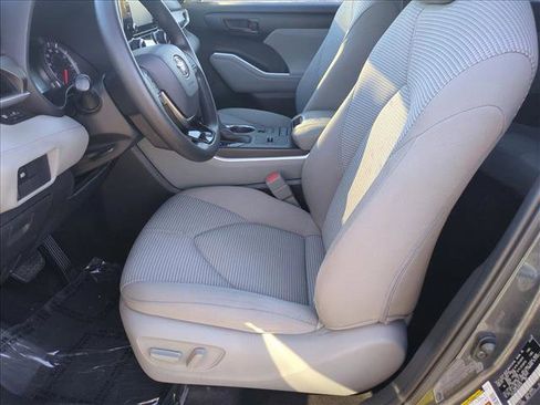 Used 2020 Toyota Highlander L image 15