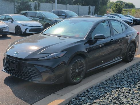 Used 2025 Toyota Camry SE FWD image 2