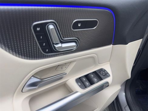 Used 2023 Mercedes-Benz EQB 300 4MATIC image 31