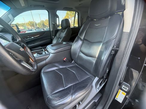 Used 2019 Cadillac Escalade Luxury RWD image 5