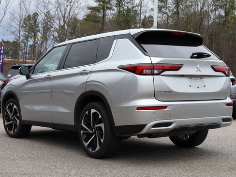 Used 2024 Mitsubishi Outlander SE Black Edition image 3