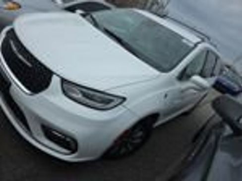 Used 2021 Chrysler Pacifica Touring-L image 2