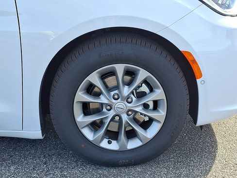New 2026 Chrysler Pacifica Limited image 8