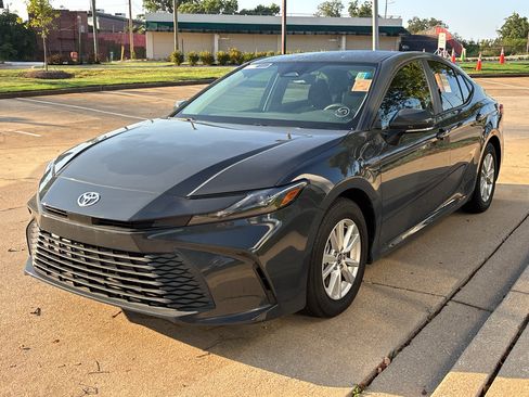 Used 2025 Toyota Camry LE FWD image 4