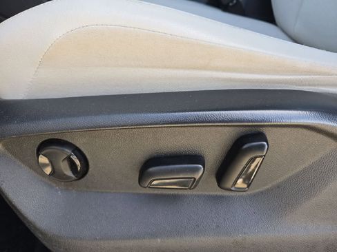 Used 2018 Volkswagen Tiguan SE image 15