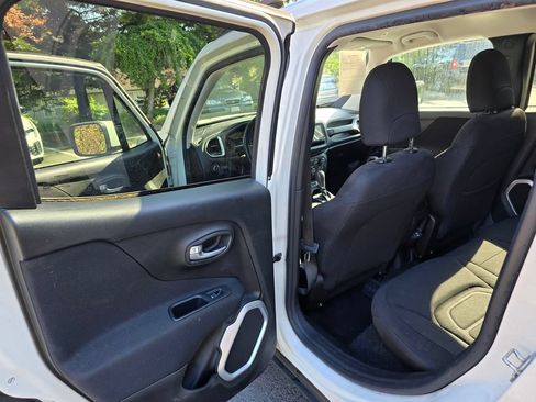 Used 2018 Jeep Renegade Latitude w/ Advanced Technology Group FWD image 9