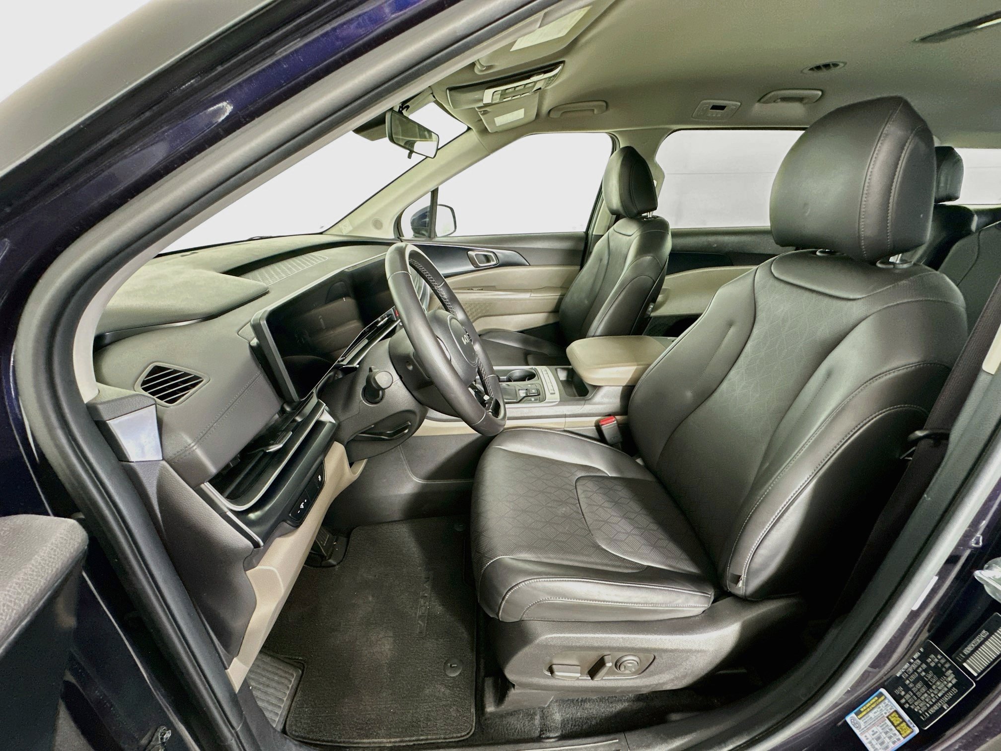 Used 2025 Kia Carnival FWD image 13
