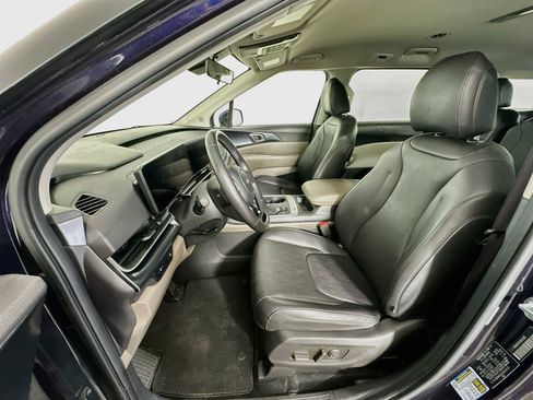 Used 2025 Kia Carnival FWD image 13