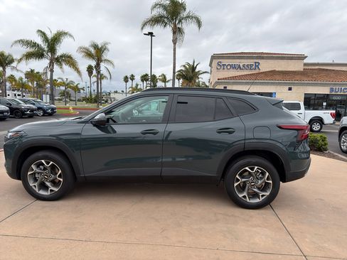 Used 2025 Chevrolet Trax LT FWD image 6