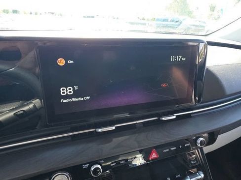 Used 2022 Kia Carnival EX FWD image 22