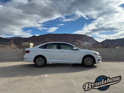 Used 2021 Volkswagen Jetta SE image 3