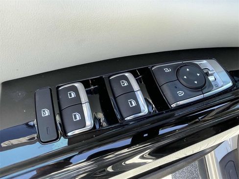 Used 2024 Kia Carnival EX image 18